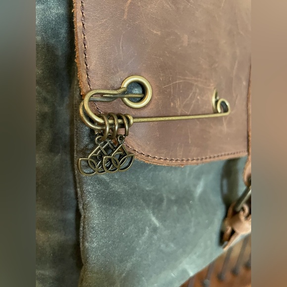 della Q Distressed Leather & Coated Canvas Knitters Makers Messenger Bag - Picture 4 of 15